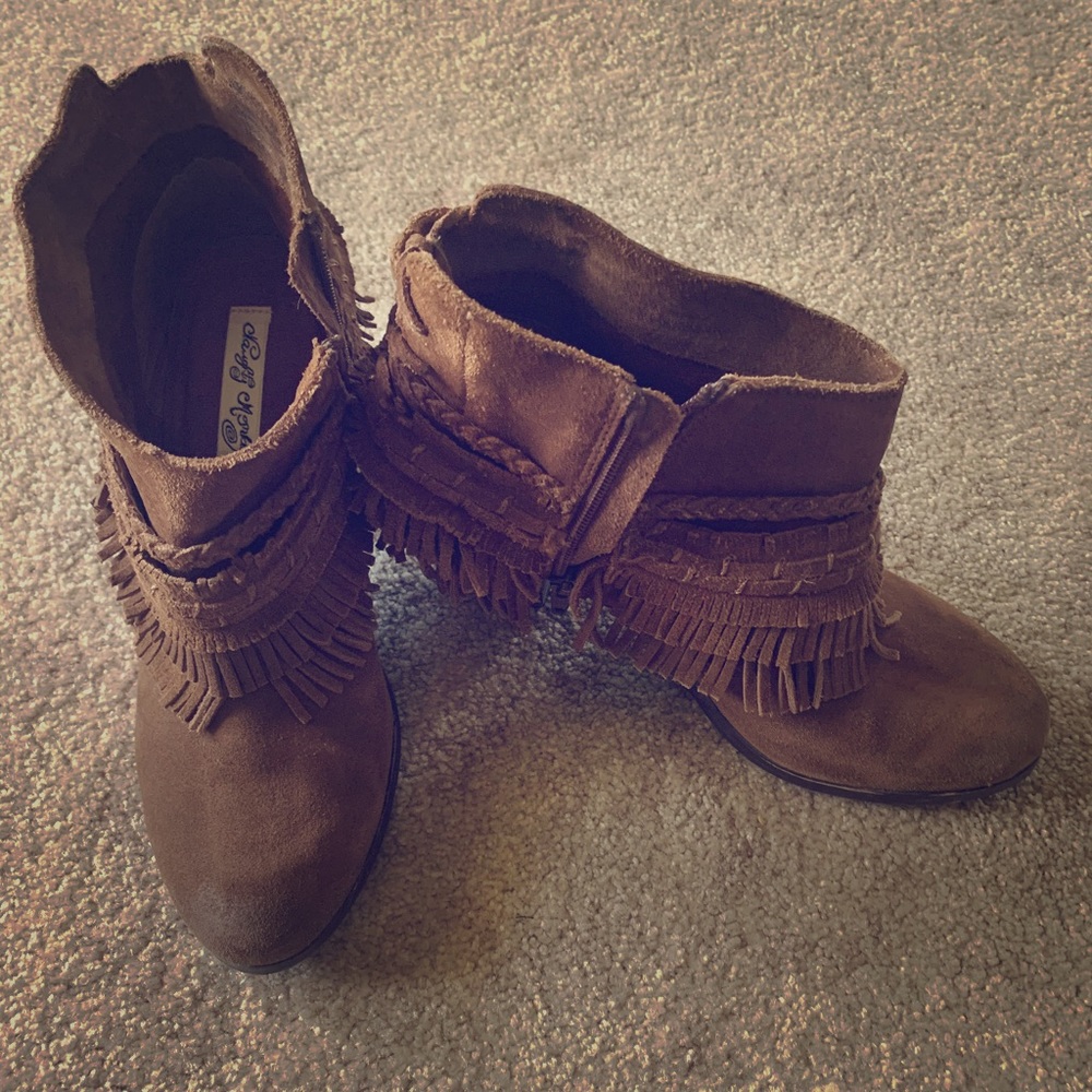 Women’s fringed booties